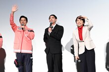 左から鈴木亮平、賀来賢人、石田ゆり子