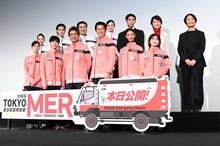 「劇場版 TOKYO MER～走る緊急救命室～南海ミッション」初日舞台挨拶の様子。前列左から生見愛瑠、高杉真宙、江口洋介、鈴木亮平、菜々緒、宮澤エマ。後列左からフォンチー、佐野勇斗、小手伸也、中条あやみ、賀来賢人、石田ゆり子、松木彩