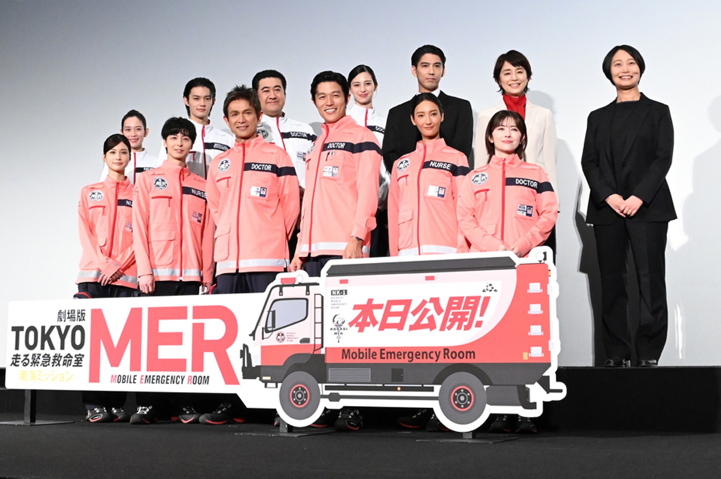 「劇場版 TOKYO MER～走る緊急救命室～南海ミッション」初日舞台挨拶の様子。前列左から生見愛瑠、高杉真宙、江口洋介、鈴木亮平、菜々緒、宮澤エマ。後列左からフォンチー、佐野勇斗、小手伸也、中条あやみ、賀来賢人、石田ゆり子、松木彩