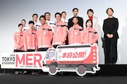「劇場版 TOKYO MER~走る緊急救命室~南海ミッション」初日舞台挨拶の様子。前列左から生見愛瑠、高杉真宙、江口洋介、鈴木亮平、菜々緒、宮澤エマ。後列左からフォンチー、佐野勇斗、小手伸也、中条あやみ、賀来賢人、石田ゆり子、松木彩