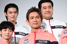 江口洋介（中央）