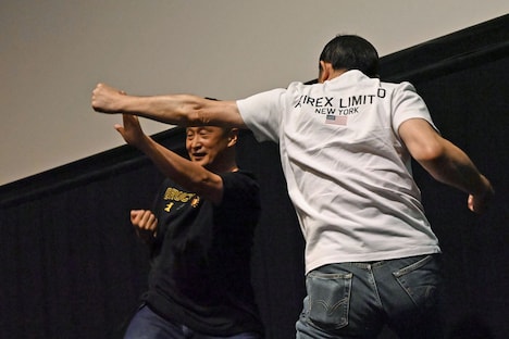 アクションのデモンストレーションを披露する坂本浩一（左）