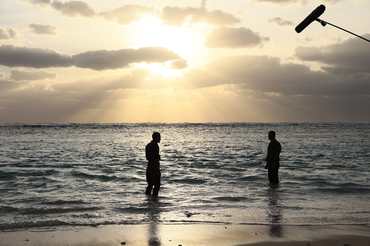 堤真一と山田裕貴が抱き合う、優しくおおらかな映画「木の上の軍隊」メイキング映像