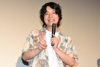 舞台挨拶の序盤、報道陣1人ひとりにピースサインを送る京極風斗