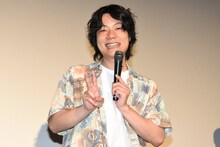 舞台挨拶の序盤、報道陣1人ひとりにピースサインを送る京極風斗