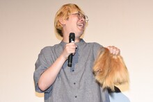 カツラを取るガク