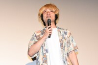 ガクのカツラを装着する京極風斗