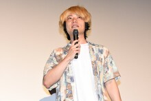 ガクのカツラを装着する京極風斗