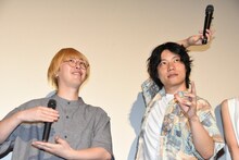 「劇場版ほんとうにあった怖い話～ゾクッ事故物件芸人～」舞台挨拶の様子。左からガク、京極風斗