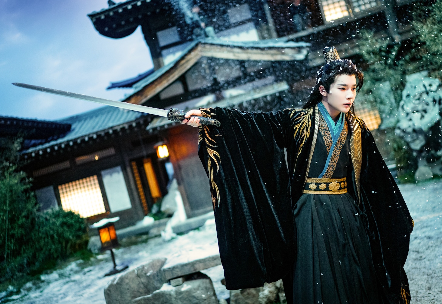 青朔国の第二王子である墨烬（ぼくじん）。演じるのは中国ブロマンス時代劇「山河令」の蝎王役などで知られるリー・ダイクン（李岱昆）