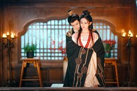 李従歓（手前）は墨烬の兄である墨珩（奥）と結婚し皇太子妃となる