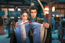 左からジー・シューイー（吉舒亦）演じる李従歓、リー・ダイクン（李岱昆）演じる墨烬