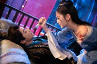 李従歓（右）は復讐と愛の狭間で難しい選択を迫られる