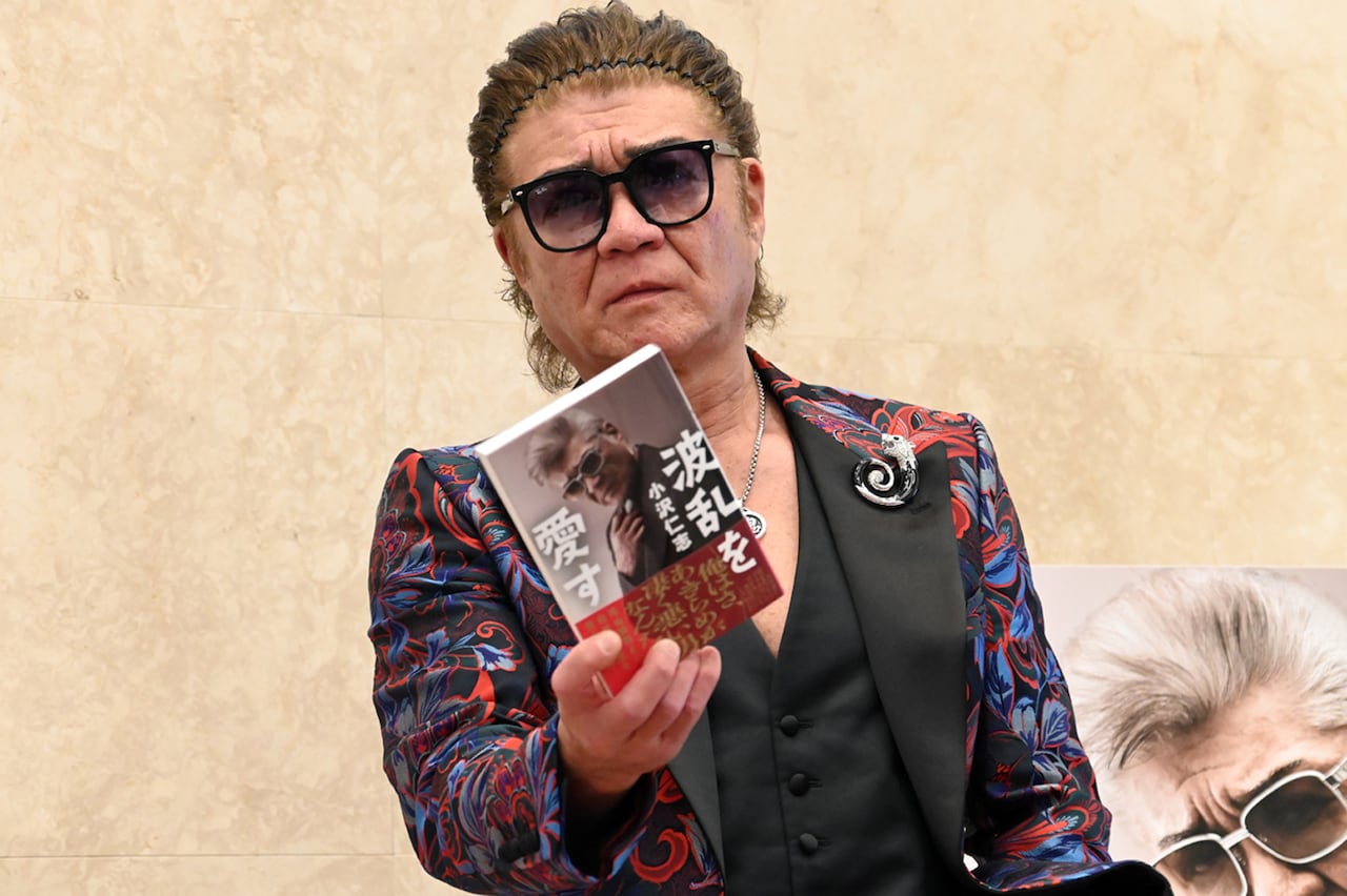 「読めよ！」と自伝「波乱を愛す」をアピールする小沢仁志