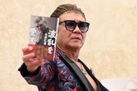 小沢仁志。イベント中に記者から「私服ですか？」と聞かれ、「私服なわけねーだろ！（笑）」とツッコミを入れていた