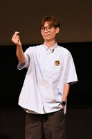 ファンのリクエストに応えてポーズを決める「九龍城砦 I 囲城」著者・余兒