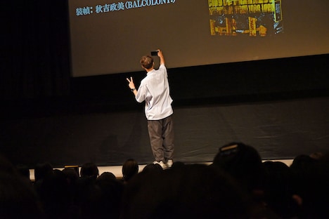 ファンと記念撮影する「九龍城砦 I 囲城」著者・余兒