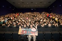 新潟での「宝島」舞台挨拶付き先行上映にて、左から妻夫木聡、大友啓史