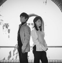 中江有里（右）と松本俊明（左）によるユニット「スピン」