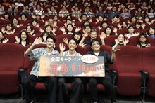 山形での「宝島」舞台挨拶付き先行上映の様子。前列左から栄莉弥、妻夫木聡、大友啓史