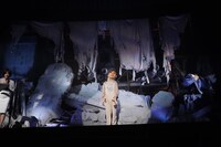 “廃墟”を模したステージに佇む人形