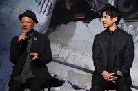 左から真利子哲也、西島秀俊