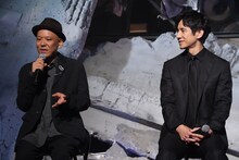 左から真利子哲也、西島秀俊