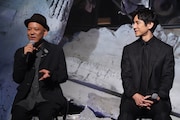 左から真利子哲也、西島秀俊