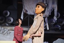 人形の手を取りほほえむグイ・ルンメイ（左）