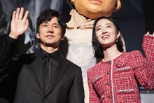 左から西島秀俊、グイ・ルンメイ