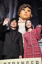 手前左から西島秀俊、グイ・ルンメイ