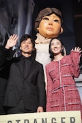 手前左から西島秀俊、グイ・ルンメイ