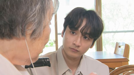 「なぜ君は戦争に? 綾瀬はるか×news23」より、謎の飛行機の“秘密基地”を知る女性を取材した小関裕太(奥)