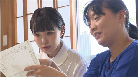 「なぜ君は戦争に? 綾瀬はるか×news23」より、“最後の特攻隊員”の親族を取材する奈緒(奥)