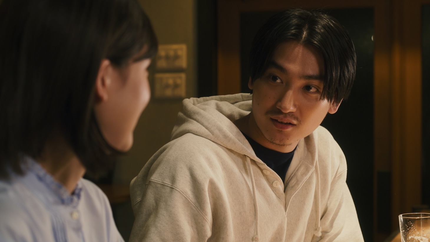「セフレと恋人の境界線」内で放送される「恋人になれたら」場面写真。金子大地演じる松山聡