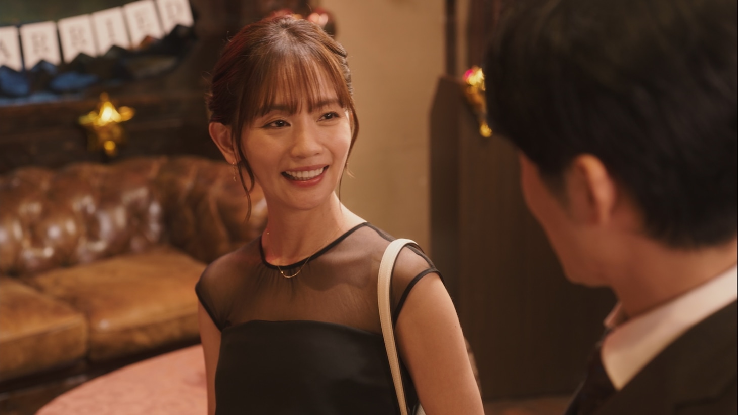 「セフレと恋人の境界線」内で放送される「結婚学入門」場面写真。中村ゆり演じる池上紗南（中央）