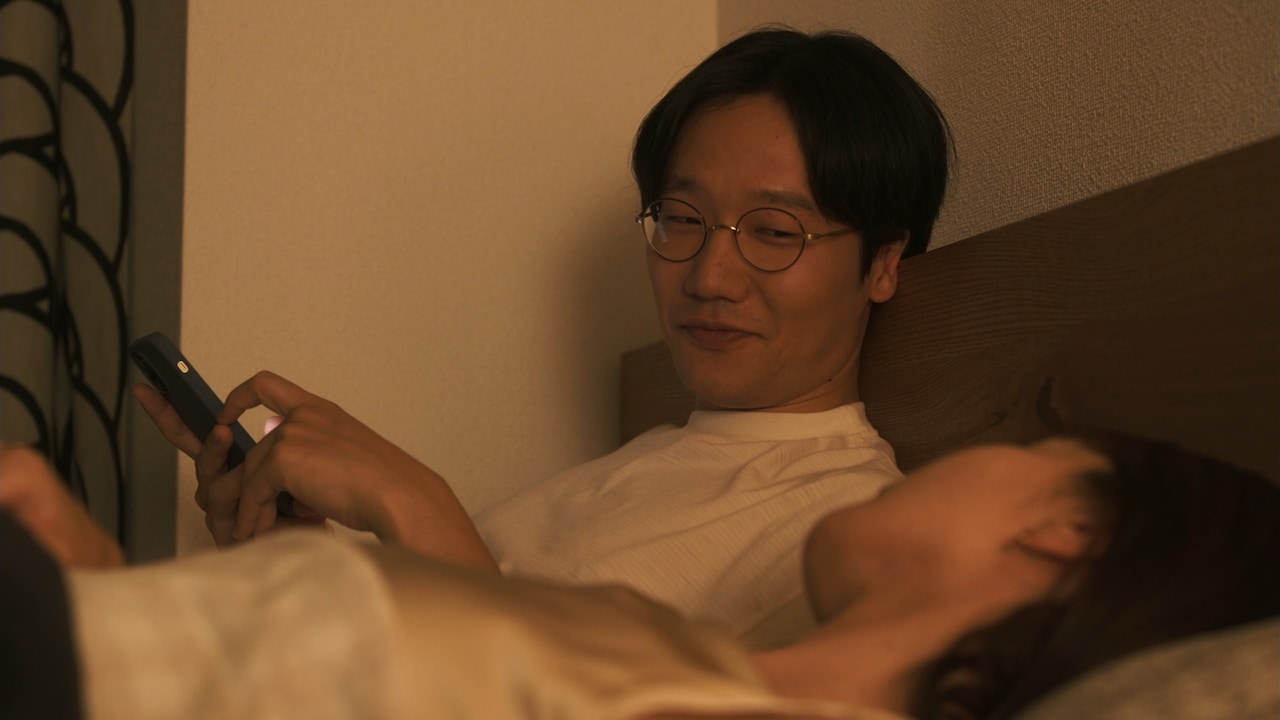 セフレと恋人の境界線」内で放送される「結婚学入門」場面写真。前原滉