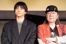 左から山田裕貴、古田新太