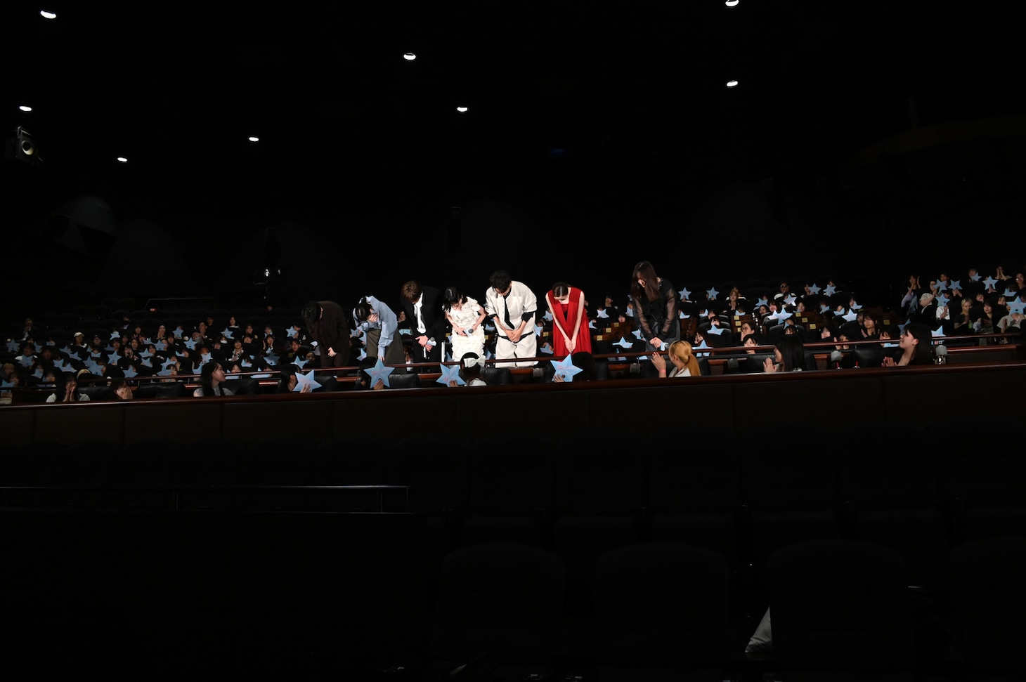 映画「隣のステラ」完成披露舞台挨拶の様子。左から西垣匠、横田真悠、八木勇征（FANTASTICS）、福本莉子、倉悠貴、田鍋梨々花、松本花奈