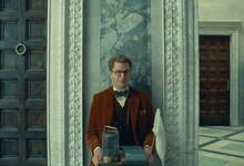 「ザ・ザ・コルダのフェニキア計画」場面写真。マイケル・セラ演じる家庭教師ビョルン Courtesy of TPS Productions / Focus Features ©2025 All Rights Reserved.