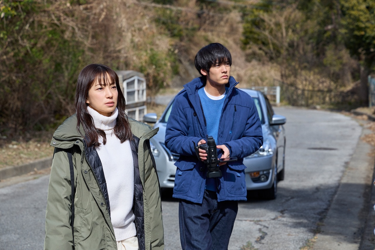 暗闇から白い手足がにゅっ…菅野美穂×赤楚衛二「近畿地方のある場所について」新映像