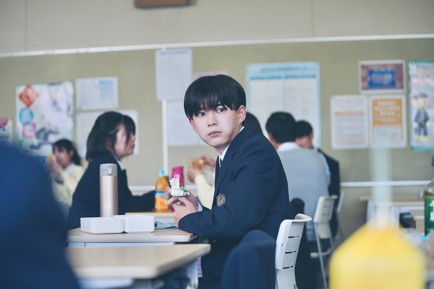 「恋に至る病」の新場面写真。教室で寄河景の声が聞こえて思わず振り返る宮嶺望（なにわ男子・長尾謙杜）