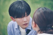 「恋に至る病」の新場面写真。寄河景と向き合う宮嶺望（なにわ男子・長尾謙杜）