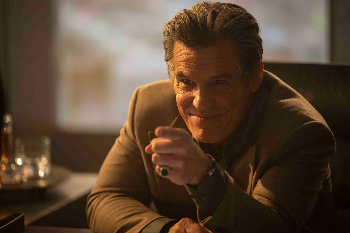 「ランニング・マン」場面写真。ジョシュ・ブローリン演じる冷酷なプロデューサー