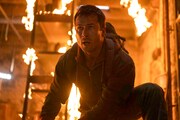 「ランニング・マン」場面写真。グレン・パウエル演じるベン・リチャーズは30日間を逃げ延びるデスゲームに参加する