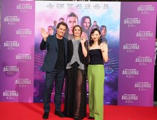 「バレリーナ：The World of John Wick」レッドカーペットイベントに登場したレン・ワイズマン（左）、アナ・デ・アルマス（中央）、福島リラ（右）