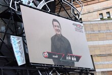 ゼロの声を担当する川平慈英（スクリーン内）