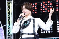 仮面ライダーゼッツの変身ポーズを披露する今井竜太郎