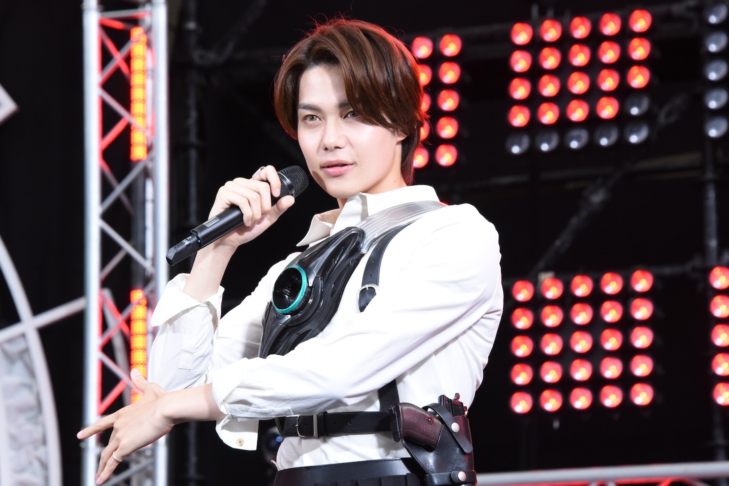 仮面ライダーゼッツの変身ポーズを披露する今井竜太郎
