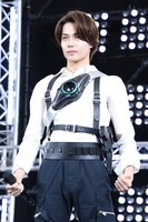 仮面ライダーゼッツの変身ポーズを披露する今井竜太郎